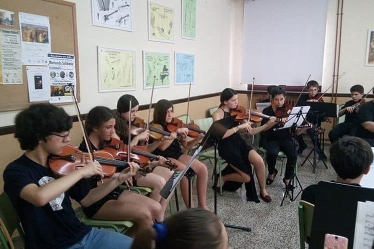 Grupo estudiantes de violín